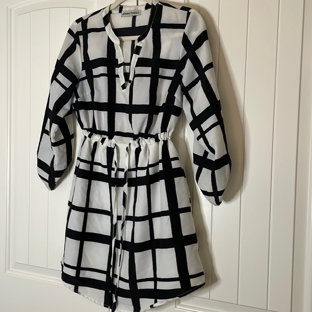 Almost Famous Brand Black n White Dress. Size small. Cuff button sleeves
